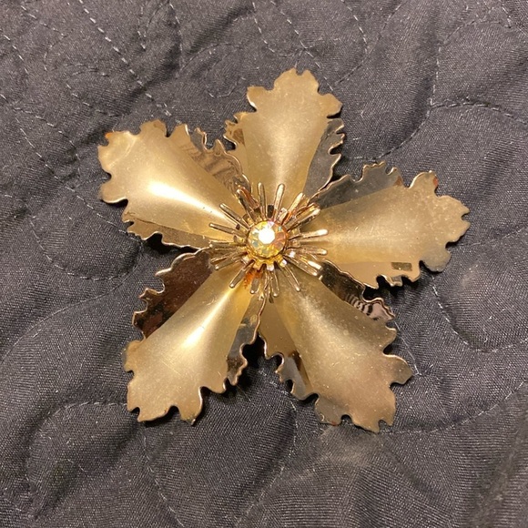 Vintage jewelry Jewelry - Vintage brooch gold tone, flower, pin,aurora borealis rhinestone Center